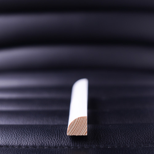 Окрашенный внутренний угловой плинтус 18×18×1200.